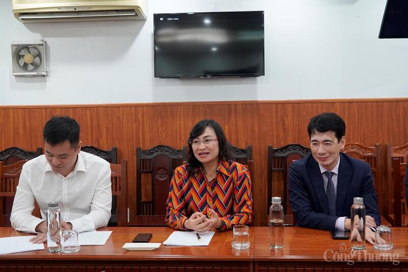 Thứ trưởng Phan Thị Thắng đánh giá cao sự hiện diện của ngài Daniel Loc Nguyen và đoàn doanh nghiệp bang Oregon. Ảnh: Nguyễn Ngọc