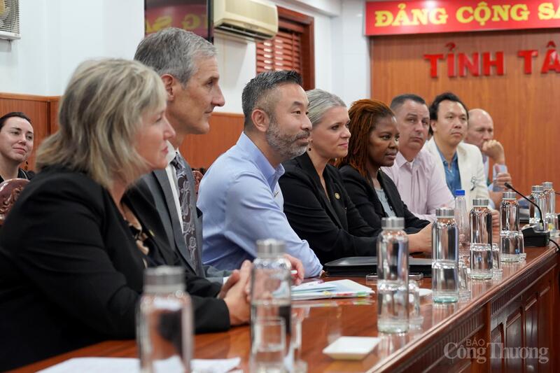 Ngài Daniel Loc Nguyen (thứ 3 từ trái sang) và các đại biểu bang Oregon. Ảnh: Nguyễn Ngọc