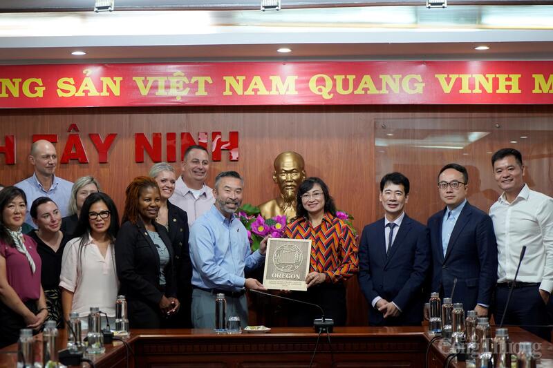 Các đại biểu chụp ảnh lưu niệm. Ảnh: Nguyễn Ngọc