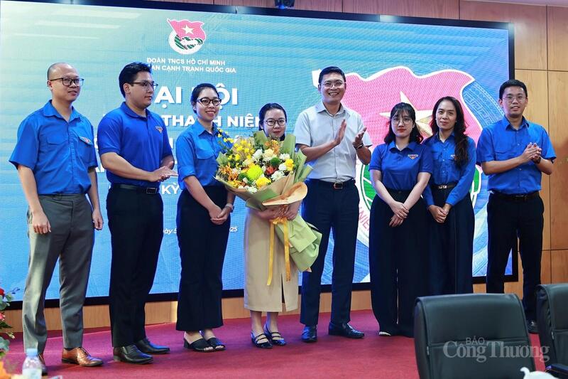 Lãnh đạo Uỷ ban Cạnh tranh Quốc gia chúc mừng Ban Chấp hành Đoàn nhiệm kỳ 2025 - 2030