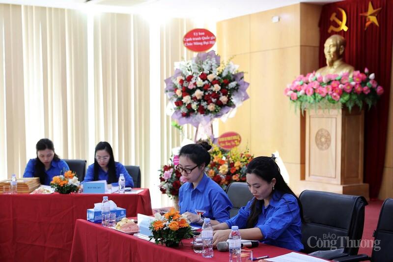 Đoàn chủ tịch và Ban thư ký Đoàn Thanh niên Ủy ban Cạnh tranh Quốc gia.