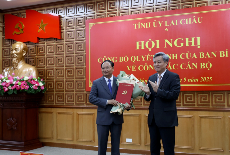 Ông Nguyễn Quang Dương, Phó Trưởng Ban Tổ chức Trung ương trao quyết định và tặng hoa tân Phó Bí thư Thường trực Tỉnh ủy Lai Châu Lê Minh Ngân. Ảnh: Nguyễn Sỹ