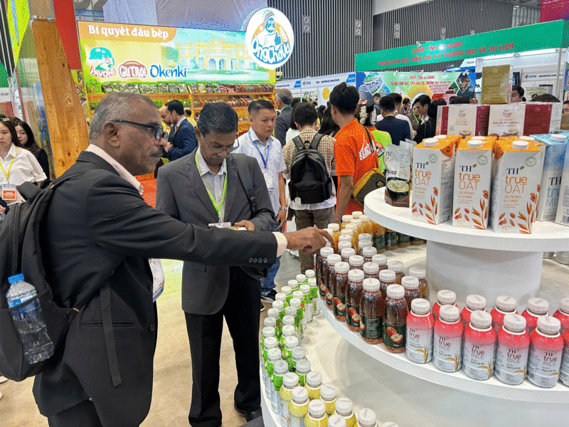 Nhà mua quốc tế tìm hiểu dòng sản phẩm trà tự nhiên TH true TEA đươc chế biến từ các nông sản quen thuộc như trái tắc, trái vải