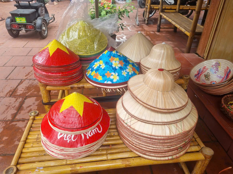 Những chiếc nón Chuông được cách điệu với màu sắc, hoa văn hiện đại, thu hút du khách trải nghiệm và mua sắm.