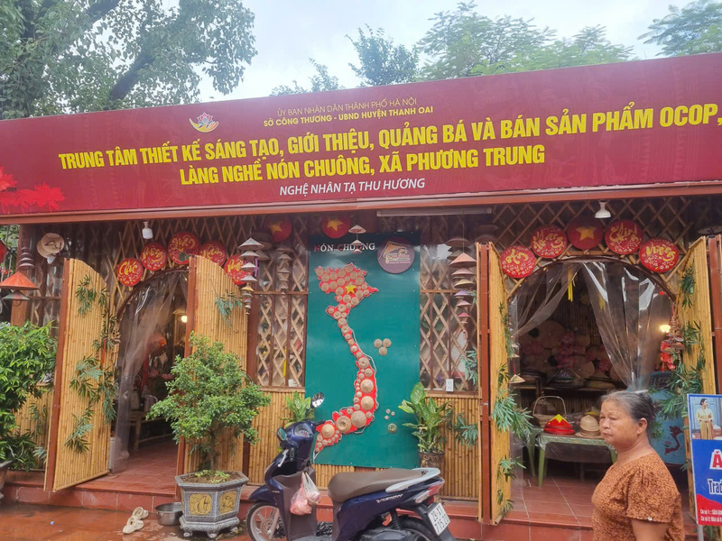 Trung tâm Thiết kế sáng tạo, giới thiệu, quảng bá và bán sản phẩm OCOP làng nghề Nón Chuông (xã Phương Trung, Thanh Oai, Hà Nội) – nơi trưng bày, kết nối và phát triển sản phẩm nón truyền thống.