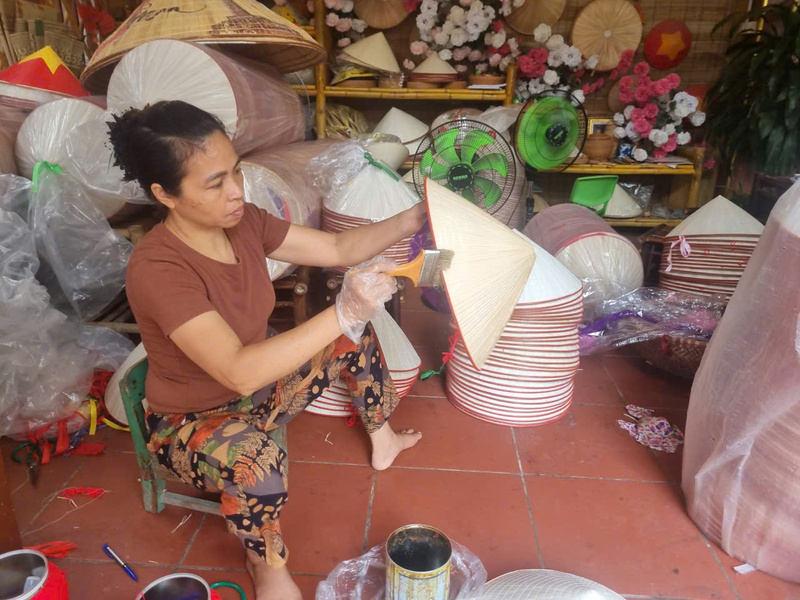 Người thợ thường dùng nhựa thông hoặc dầu bóng quét đều tay, phơi khô tự nhiên. Nhờ đó, chiếc nón vừa sáng đẹp, vừa có tuổi thọ cao hơn.
