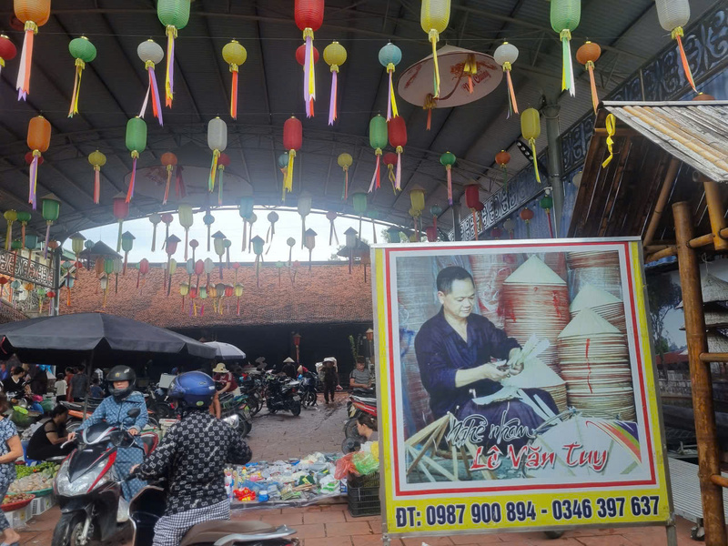 Bên ngoài Trung tâm OCOP làng nghề Nón Chuông treo biển giới thiệu nghệ nhân Lê Văn Tuy – một trong những người gìn giữ và quảng bá nghề nón truyền thống.