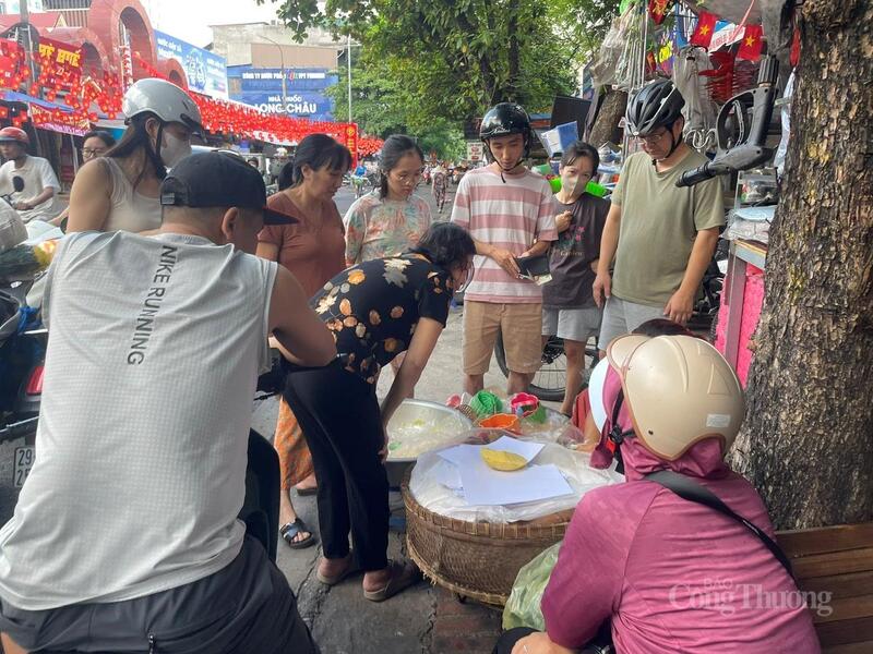 7h sáng, tại chợ Nghĩa Tân, nhiều người xếp hàng chờ mua xôi cúng.