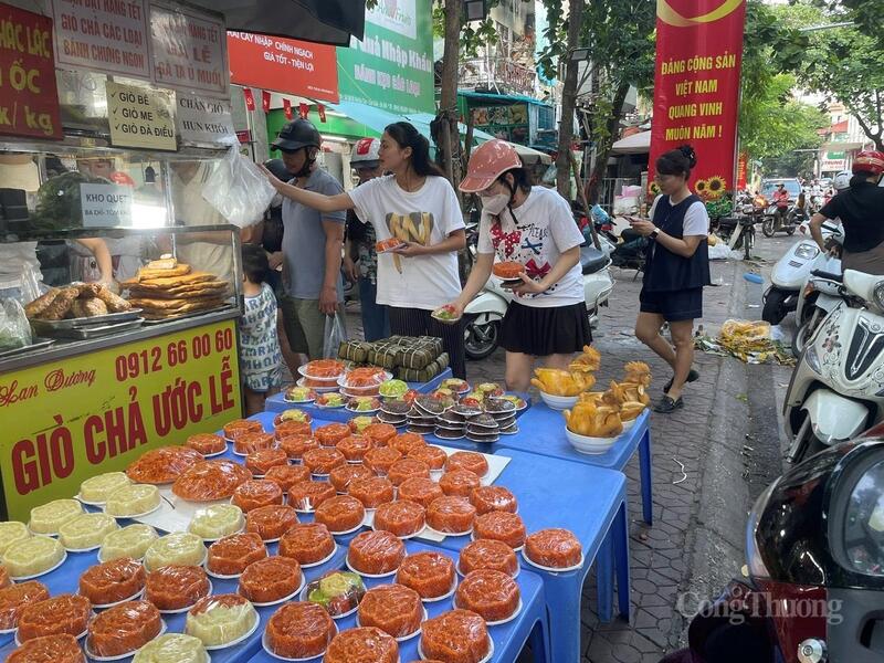 Các mặt hàng như xôi gấc, xôi đỗ, gà luộc, giò chả... được bày bán đa dạng tại chợ Nghĩa Tân.