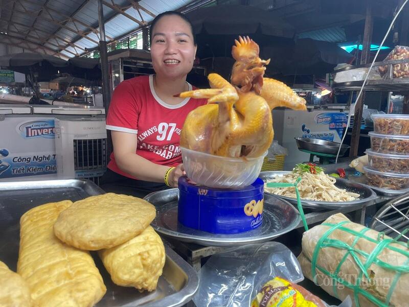 Tiểu thương bán gà cánh tiên, giò chả tại chợ Đồng Xa cho biết, những ngày này, lượng khách tăng mạnh.