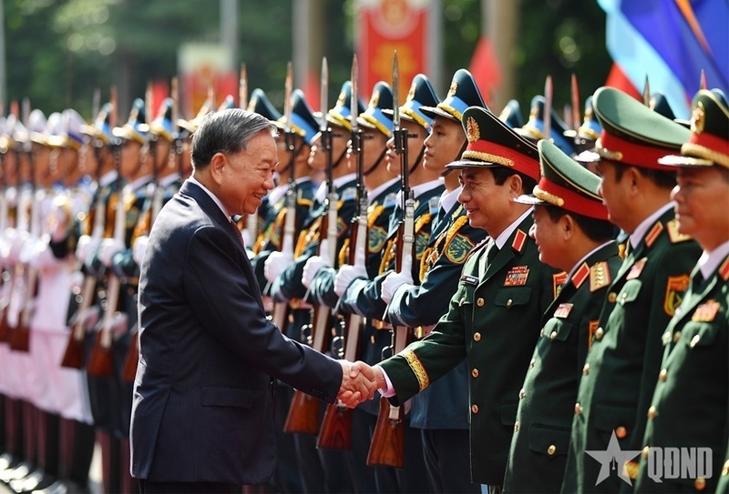Đại tướng Phan Văn Giang, Ủy viên Bộ Chính trị, Phó bí thư Quân ủy Trung ương, Bộ trưởng Bộ Quốc phòng cùng các đồng chí lãnh đạo Bộ Quốc phòng đón Tổng Bí thư Tô Lâm. Ảnh: QĐND