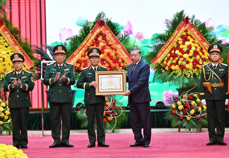 Thay mặt lãnh đạo Đảng, Nhà nước, Tổng Bí thư Tô Lâm trao danh hiệu Anh hùng Lực lượng vũ trang nhân dân tặng Bộ Tổng Tham mưu Quân đội Nhân dân Việt Nam. Ảnh: QĐND