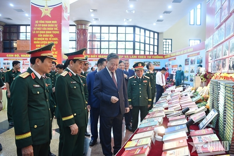 Tổng Bí thư Tô Lâm và các đại biểu tham quan trưng bày tại lễ kỷ niệm. Ảnh: QĐND
