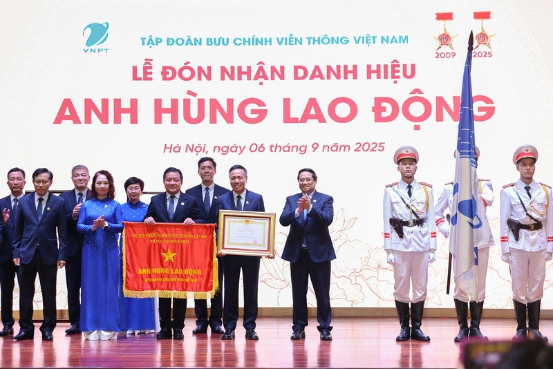 Thay mặt lãnh đạo Đảng, Nhà nước, Thủ tướng Phạm Minh Chính trao tặng Danh hiệu Anh hùng Lao động lần thứ hai cho VNPT. Ảnh: Nhật Bắc