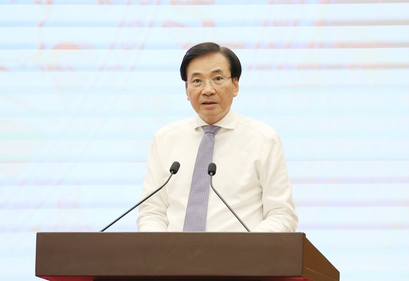 Chủ nhiệm Văn phòng Chính phủ Trần Văn Sơn phát biểu tại buổi họp báo. Ảnh: VGP