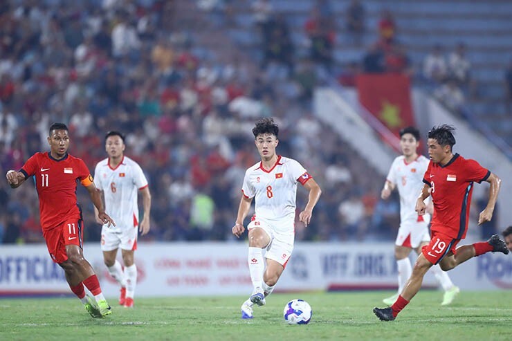 U23 Việt Nam gặp khó khăn trước lối chơi phòng ngự số đông của U23 Singapore. Ảnh: T.H