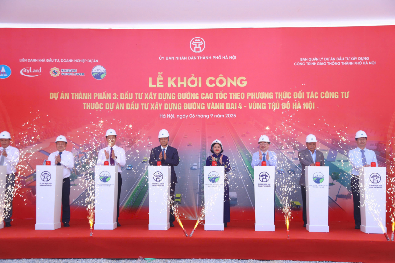 Các đại biểu thực hiện nghi thức khởi công Dự án thành phần 3 thuộc Vành đai 4 - Vùng Thủ đô Hà Nội. Ảnh: Phạm Huyền