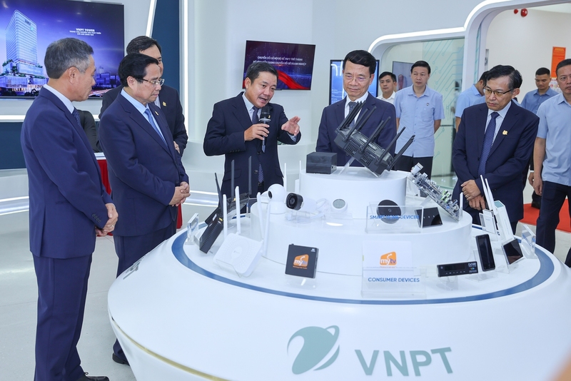 Thủ tướng tham quan phòng triển lãm và các sản phẩm công nghệ của Tập đoàn. Ảnh: VGP/Nhật Bắc