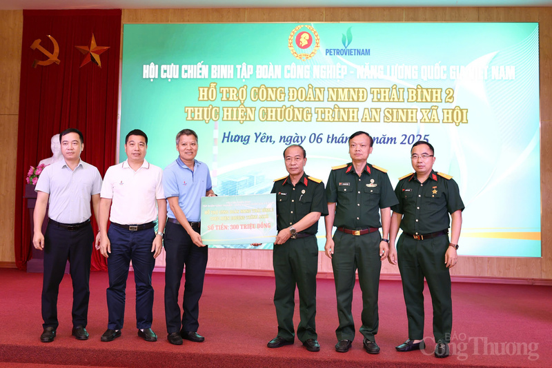 Nhân dịp này, Lãnh đạo Nhà máy Nhiệt điện Thái Bình 2 tặng bức tranh lưu niệm cho Hội Cựu chiến binh Petrovietnam