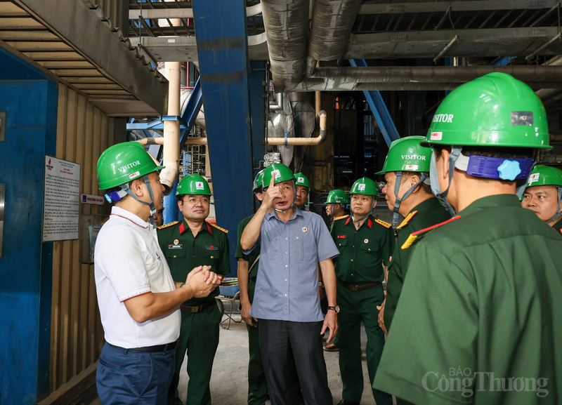 Đại diện Nhà máy Nhiệt điện Thái Bình 2 giới thiệu với Đoàn công tác về hoạt động sản xuất, kinh doanh của nhà máy
