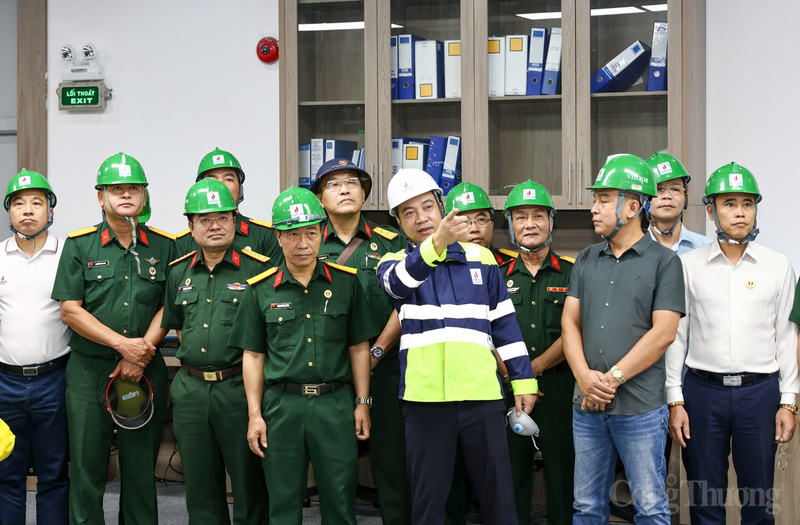Đại diện Phòng, Ban nhà máy Nhiệt điện Thái Bình 2 giới thiệu các quy tắc, quy định vận hành trong quá trình sản xuất, kinh doanh