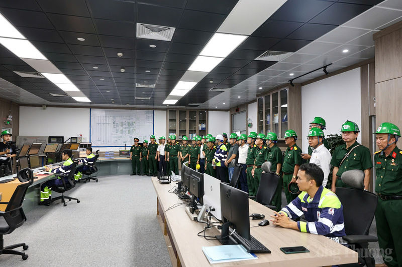 Đoàn công tác tham quan Phòng điều khiển, vận hành của Nhà máy Nhiệt điện Thái Bình 2