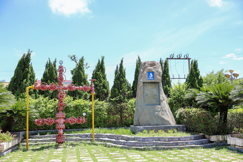 Khu lưu niệm công trình dầu khí đầu tiên tại Việt Nam (tỉnh Hưng Yên).
