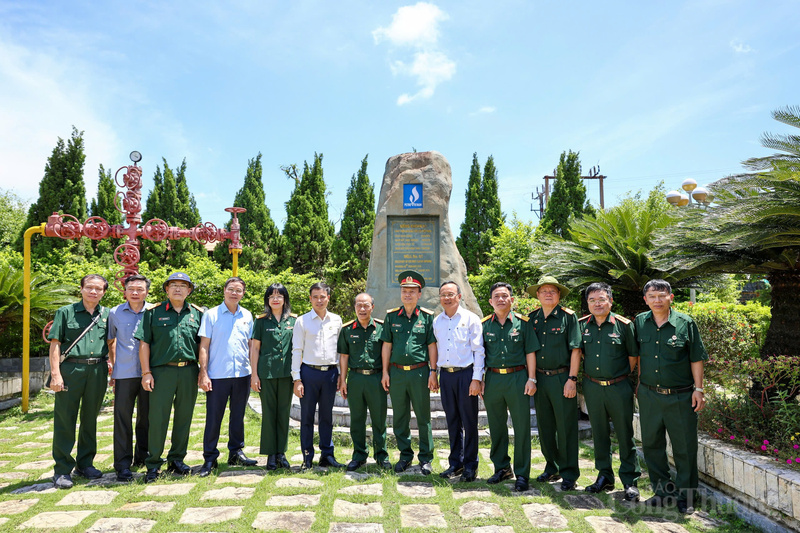 Rời Nhà máy Nhiệt điện Thái Bình 2, đoàn công tác thăm giếng khoan 61 tại Khu lưu niệm công trình dầu khí đầu tiên của Việt Nam