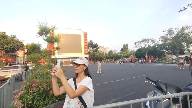 Quảng trường Đông Kinh - Nghĩa Thục cũng là địa điểm thu hút những vị khách nước ngoài đến check-in.
