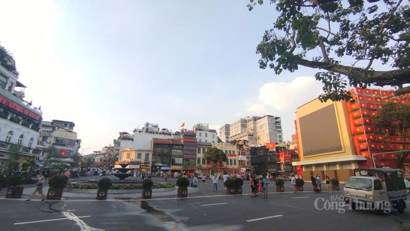 Sau khi tòa nhà Hàm cá mập được phá bỏ, chính quyền phường Hoàn Kiếm đã lắp đặt một màn hình LED cỡ lớn, phục vụ hoạt động tuyên truyền, quảng bá hình ảnh và tạo điểm nhấn trực quan cho khu vực quảng trường.