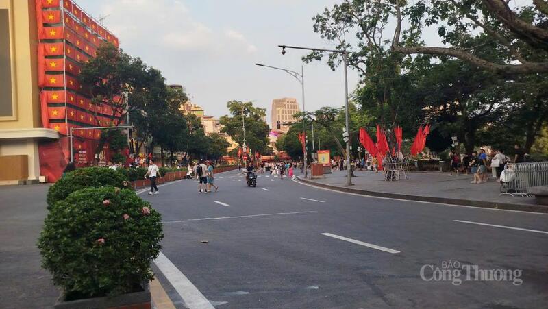 Mặt đường được thảm nhựa sạch sẽ.