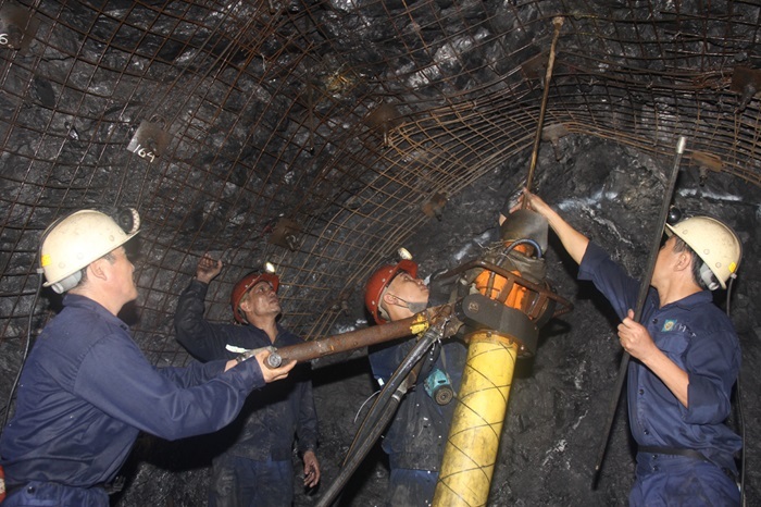 Công nhân sử dụng máy siêu âm thành lỗ khoan thăm dò tại một công trường khai thác của TKV. Ảnh: TKV