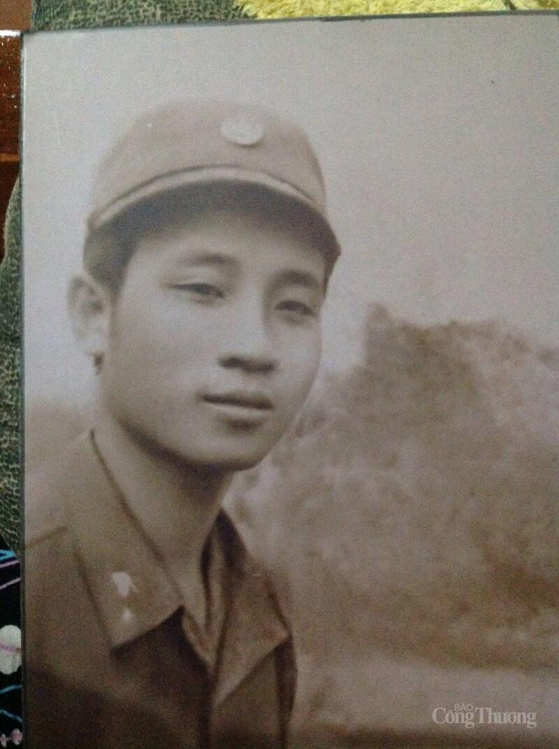 Ông tôi - đồng chí Nguyễn Đồng Khởi, lính trinh sát thuộc Lữ đoàn xe tăng 202 ngày mới nhập ngũ (năm 1971).