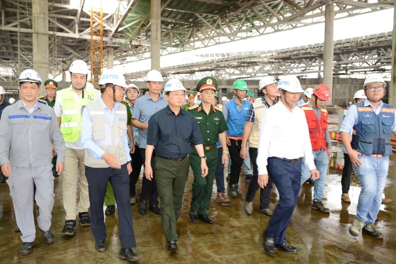 Phó Thủ tướng Trần Hồng Hà, Tổ trưởng Tổ công tác Dự án Cảng hàng không quốc tế Long Thành kiểm tra tiến độ, làm việc với Bộ Xây dựng, Ban Quản lý dự án, chủ đầu tư, các nhà thầu,... tại công trường. Ảnh: VGP/AT.