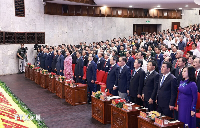 Thủ tướng Chính phủ Phạm Minh Chính cùng đại diện các Bộ, ngành dự Lễ kỷ niệm 80 năm Ngày thành lập Đài Tiếng nói Việt Nam. Bộ trưởng Bộ Công Thương Nguyễn Hồng Diên (hàng đầu, thứ hai từ phải sang) cùng dự buổi lễ. Ảnh: TTXVN