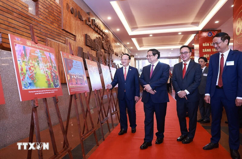 Thủ tướng Phạm Minh Chính tham quan trưng bày ảnh về quá trình hình thành và phát triển của Đài Tiếng nói Việt Nam. Ảnh: TTXVN