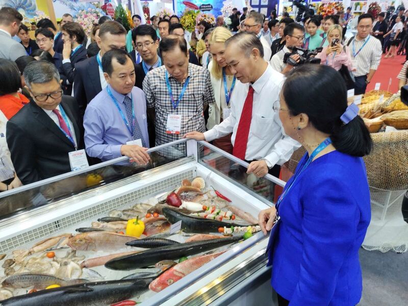 Các đại biểu tham quan gian hàng tại Vietfish 2024. Ảnh: VASEP
