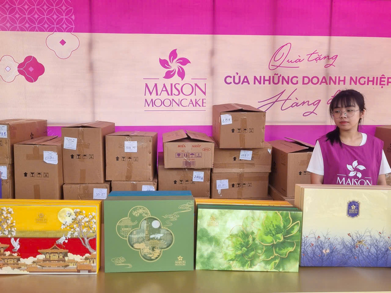 Các mẫu bánh Trung thu 2025 đa dạng về hương vị, mẫu mã và giá cả, được bày bán sớm tại nhiều tuyến phố Hà Nội.