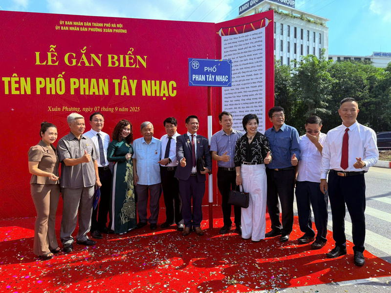 Các đại biểu thực hiện nghi thức gắn biển tên phố Phan Tây Nhạc (phường Xuân Phương). Ảnh: BTC