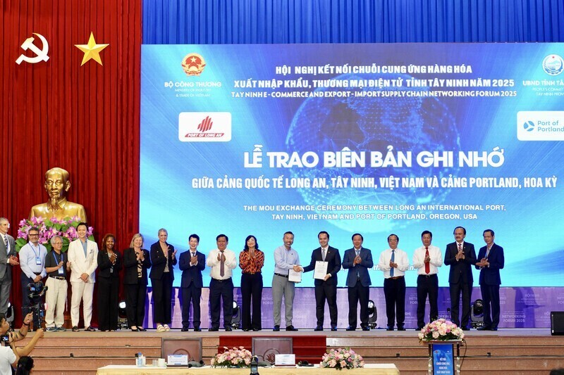 Trao biên bản ghi nhớ giữa Cảng Quốc tế Long An với Cảng Portland dưới sự chứng kiến của lãnh đạo Bộ Công Thương, Lãnh đạo tỉnh Tây Ninh. Ảnh: Đồng Tâm Group