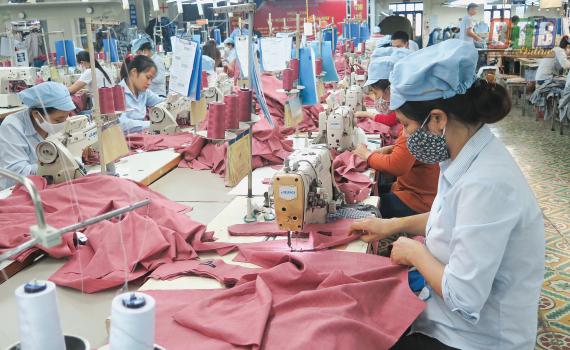 Xí nghiệp May Thái Hà tạo việc làm ổn định cho nhiều lao động. Ảnh: Thu Thủy