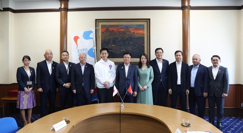 Phó Thủ tướng Lê Thành Long và Thống đốc tỉnh Osaka Yoshimura Hirofumi cùng các đại biểu chụp ảnh chung - Ảnh: VGP/Đức Tuân