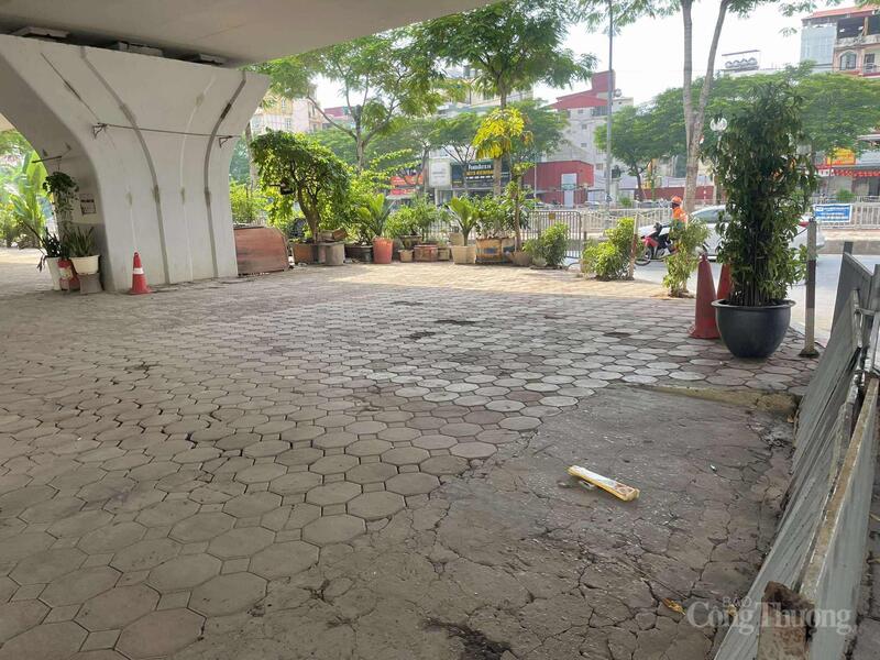 Bãi gửi xe khu vực cầu vượt Láng - Cầu Giấy được di dời theo chỉ đạo của Hà Nội.