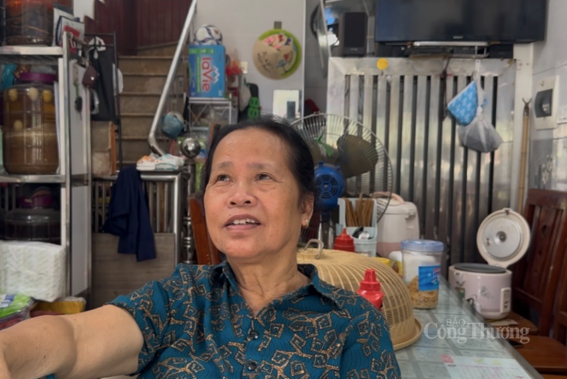 Bà Thảo kể lại tình trạng người dân nhốn nháo tìm chỗ gửi xe.