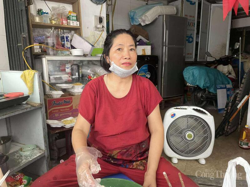 Cô Minh trăn trở về chỗ gửi xe cho người nhà bệnh nhân quanh khu vực cầu vượt ngã tư Vọng.