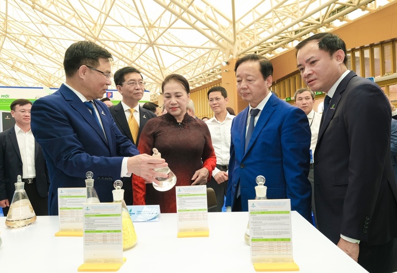 Đồng chí Lê Mạnh Hùng, Bí thư Đảng ủy, Chủ tịch Hội đồng thành viên (HĐTV) Petrovietnam giới thiệu đến nguyên Chủ tịch Quốc hội Nguyễn Thị Kim Ngân và Phó Thủ tướng Trần Hồng Hà các sản phẩm của BSR (Ảnh BSR)