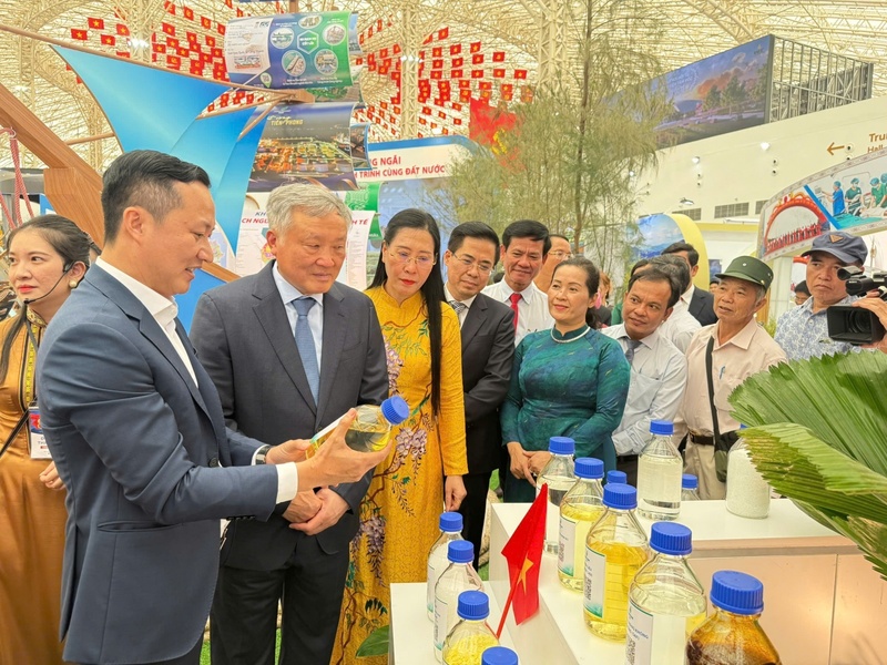 Phó Thủ tướng thường trực Chính phủ Nguyễn Hòa Bình cùng các đồng chí Ban Thường vụ Tỉnh ủy Quảng Ngãi tham quan, tìm hiểu về các sản phẩm của BSR. (Ảnh BSR)