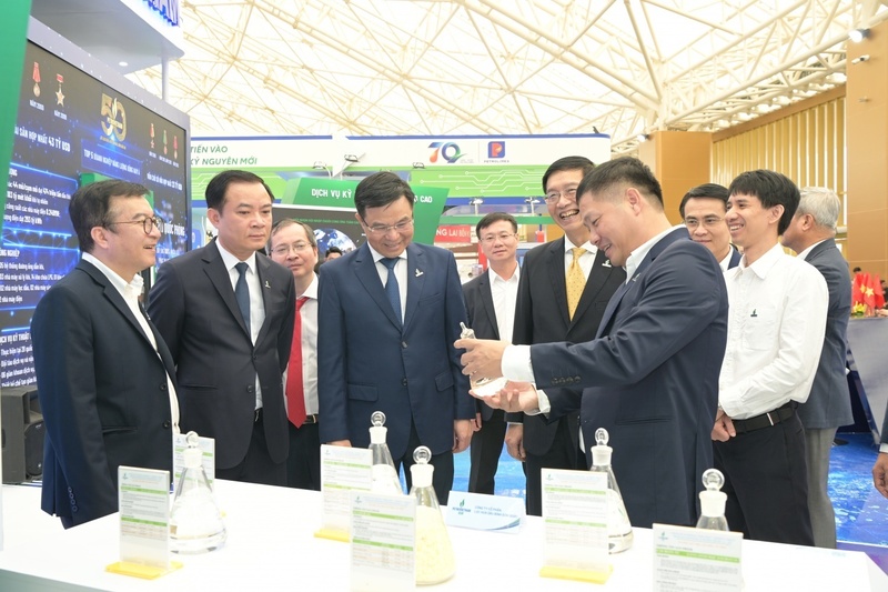Ban lãnh đạo Petrovietnam tham quan gian hàng của BSR. (Ảnh BSR)