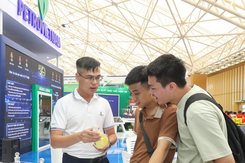 Em Nguyễn Trường Hiếu (giữa), sinh viên năm thứ tư Khoa Kỹ thuật Hóa học, Đại học Bách khoa Hà Nội tìm hiểu các sản phẩm tại gian hàng BSR. (Ảnh BSR)