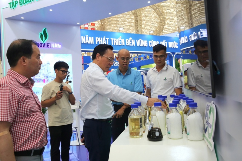 Ông Bùi Minh Tiến, Thành viên HĐTV Petrovietnam tham quan gian hàng BSR. (Ảnh BSR)
